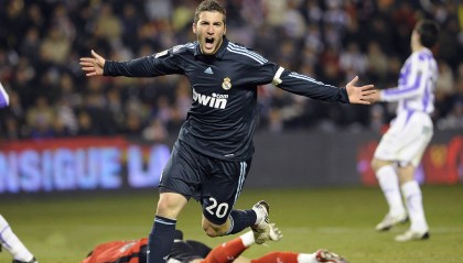 九游游戏-意甲球队战术创新，精彩传球和精彩射门点燃现场，意甲精彩进球集锦