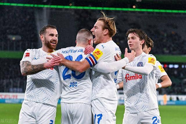 德甲激战,球迷表示支持 德甲激战,球迷表示支持